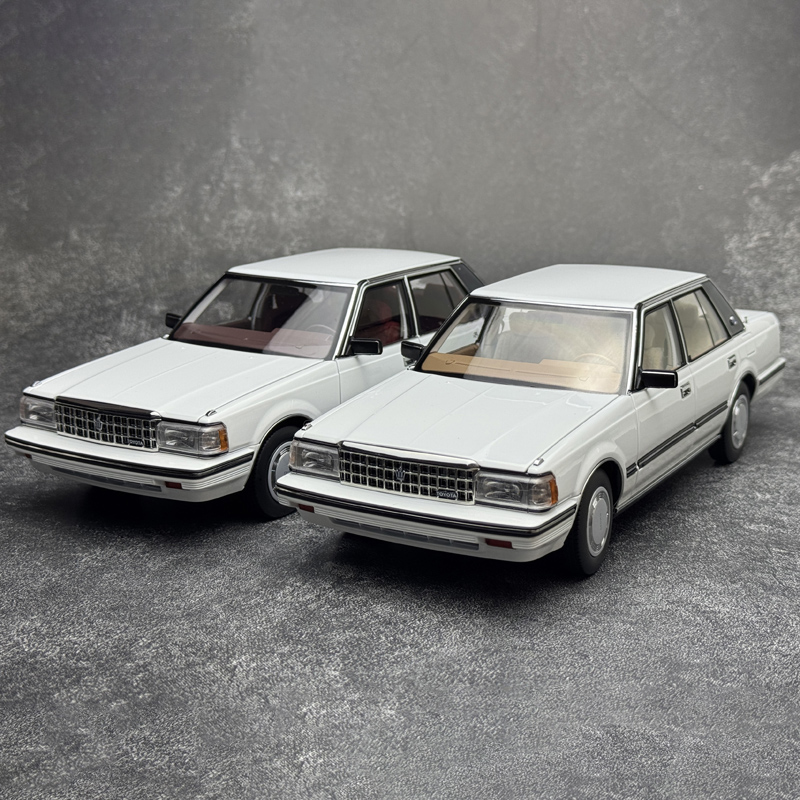 Vintage Collectible Classics - 1:18 Scale Diecast Alloy Toyota Crown