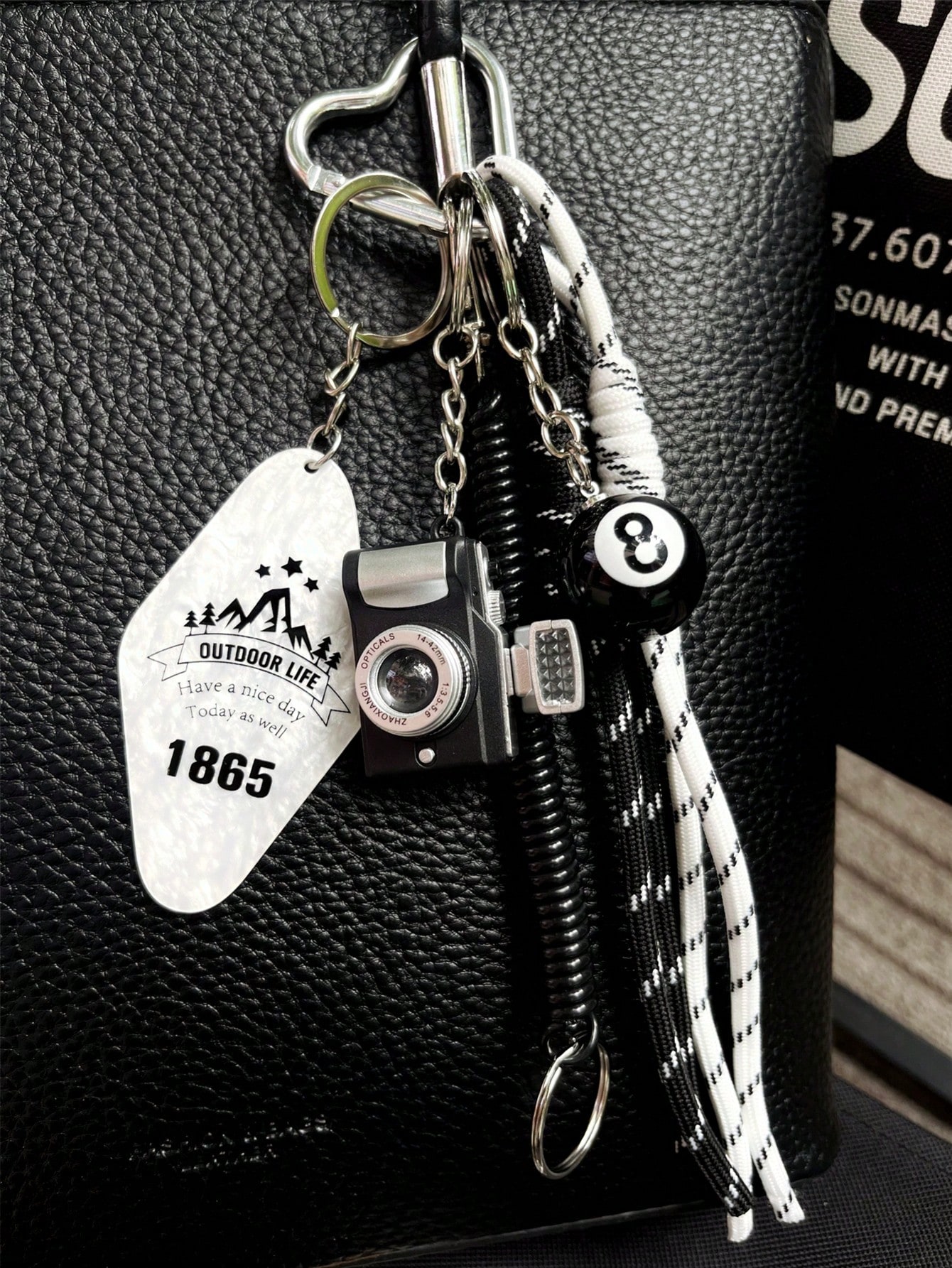 Retro Mini Camera Keychain Wit - Vintage Collectible Figures 评论和价格