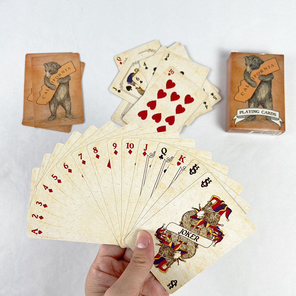 57x72mm Vintage Colourful Bear - Vintage Collectible Playing Cards 评论和价格